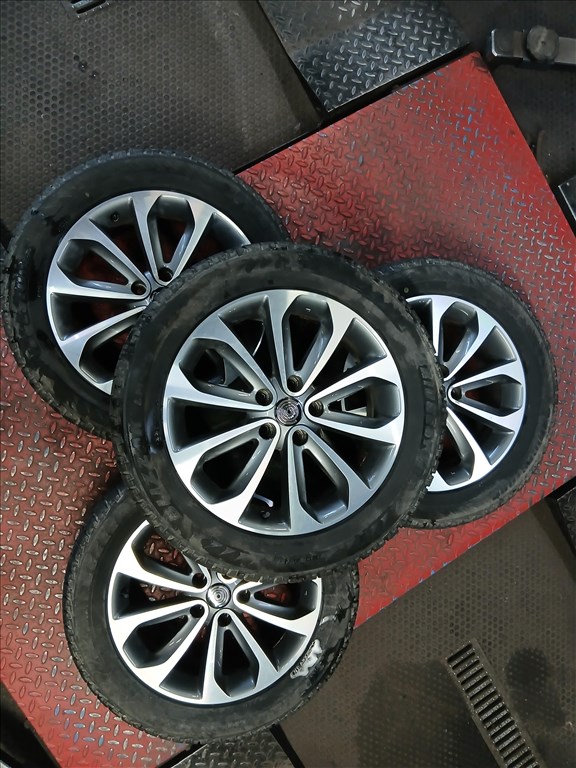  5x114.3 6.5x18 Et40 66.1 gyári alufelnik 215/55R18 újszerű Kumho téli gumikkal 2020 1. kép