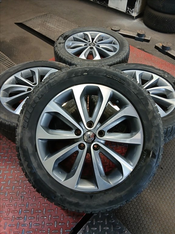  5x114.3 6.5x18 Et40 66.1 gyári alufelnik 215/55R18 újszerű Kumho téli gumikkal 2020 2. kép