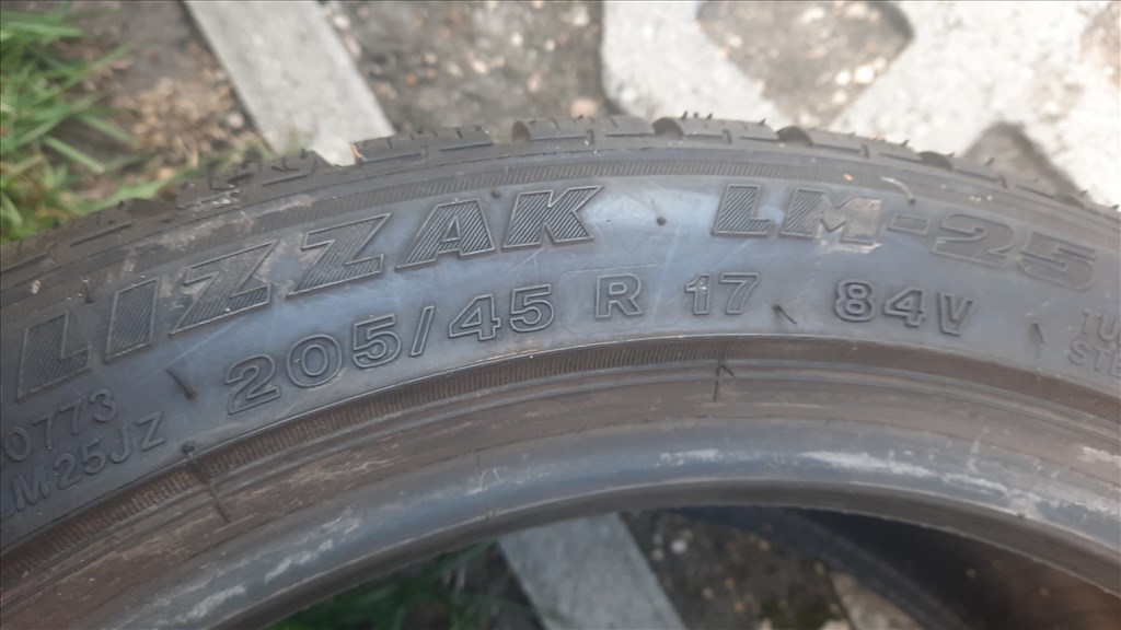 205/45 R17 Bridgestone Téli gumi RSC 4. kép