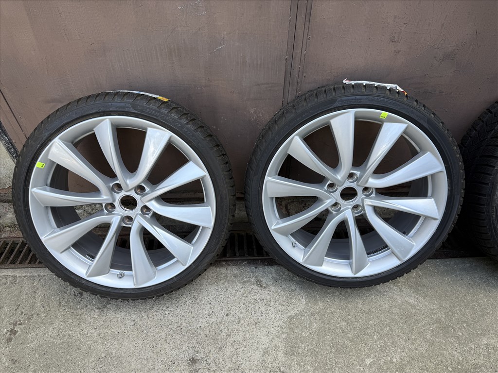 Tesla Model 3 Sport 20" téli kerék garnitúra 235/35 R20 Pirelli Sottozero 3 új 1044227-00-D 2. kép