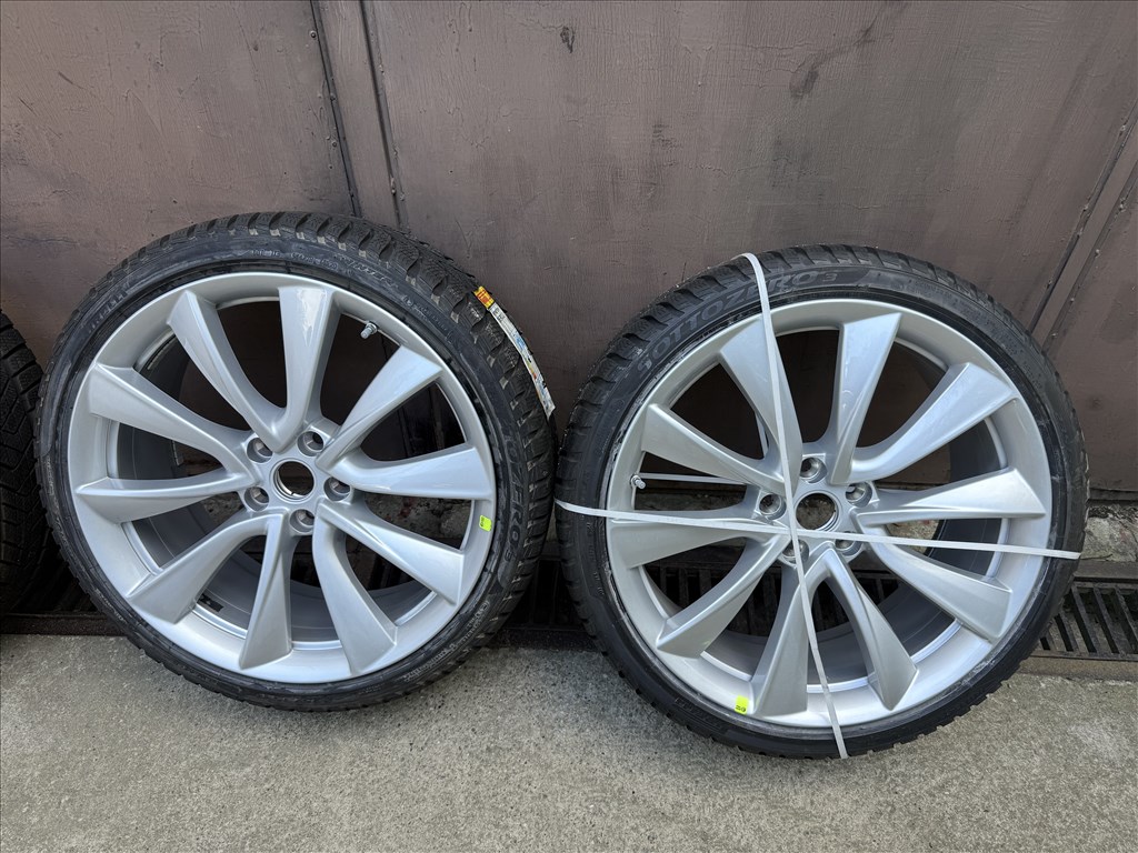 Tesla Model 3 Sport 20" téli kerék garnitúra 235/35 R20 Pirelli Sottozero 3 új 1044227-00-D 3. kép
