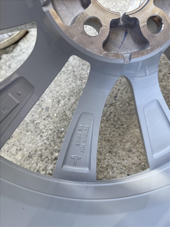 Tesla Model 3 Sport 20" téli kerék garnitúra 235/35 R20 Pirelli Sottozero 3 új 1044227-00-D 9. kép