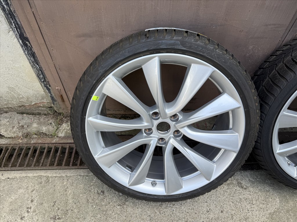 Tesla Model 3 Sport 20" téli kerék garnitúra 235/35 R20 Pirelli Sottozero 3 új 1044227-00-D 11. kép