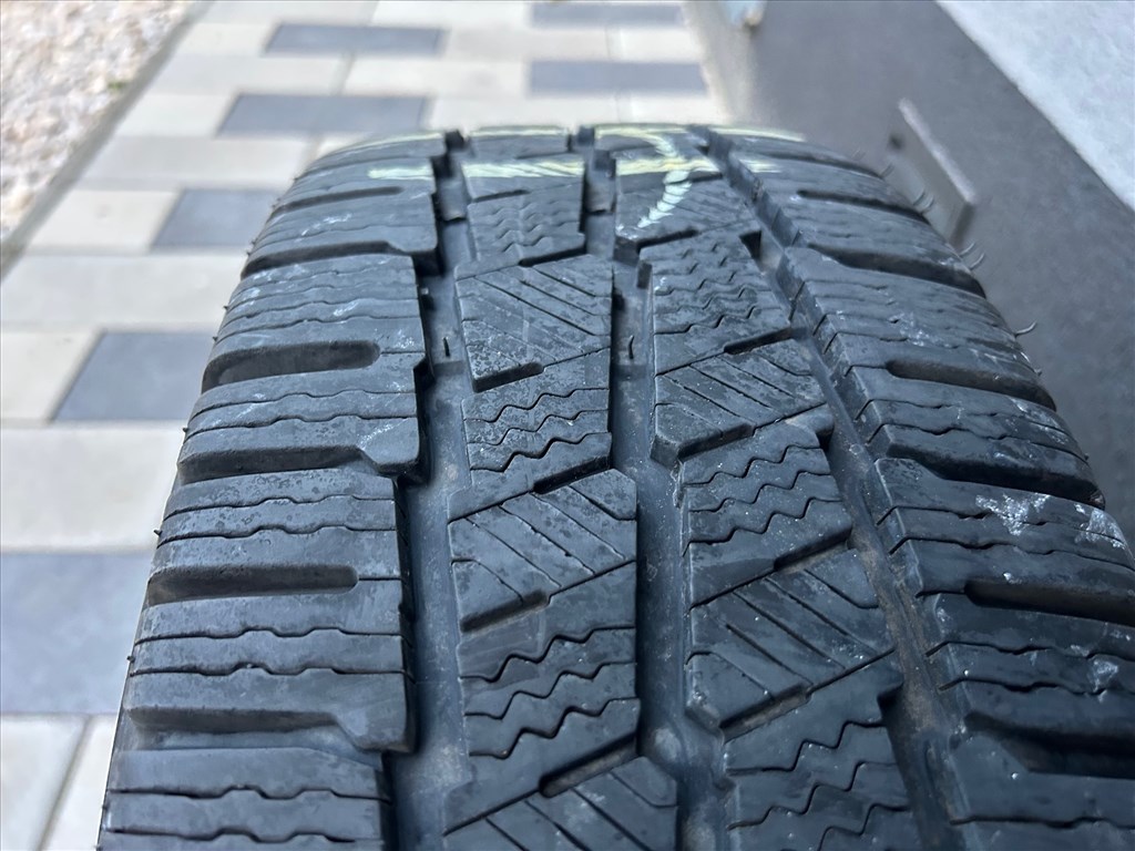  6x139.7 lyukosztású 16" felújított lemezfelni, rajta 215/65 újszerű Michelin téli gumi gumi  2. kép