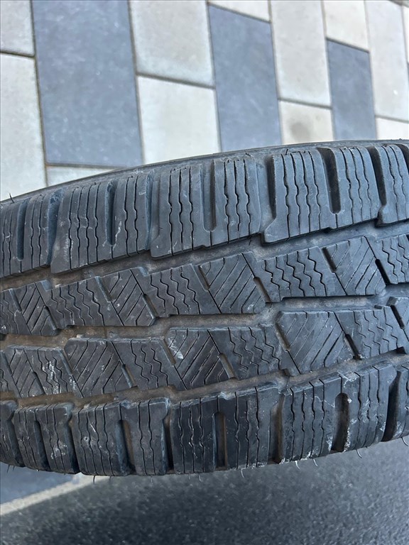  6x139.7 lyukosztású 16" felújított lemezfelni, rajta 215/65 újszerű Michelin téli gumi gumi  3. kép