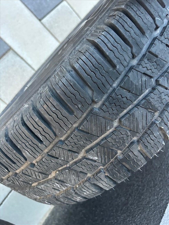  6x139.7 lyukosztású 16" felújított lemezfelni, rajta 215/65 újszerű Michelin téli gumi gumi  4. kép