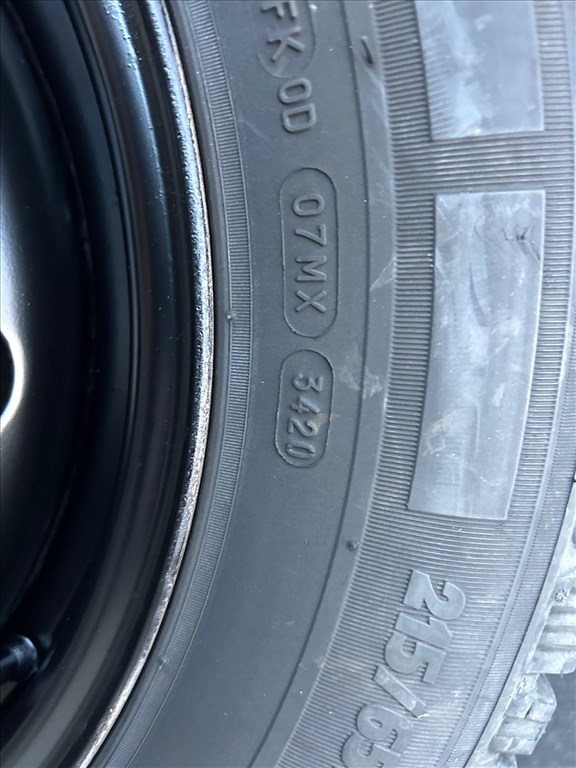  6x139.7 lyukosztású 16" felújított lemezfelni, rajta 215/65 újszerű Michelin téli gumi gumi  5. kép