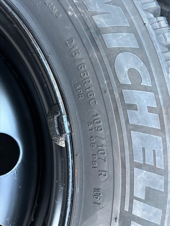  6x139.7 lyukosztású 16" felújított lemezfelni, rajta 215/65 újszerű Michelin téli gumi gumi  6. kép