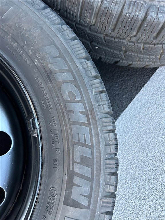  6x139.7 lyukosztású 16" felújított lemezfelni, rajta 215/65 újszerű Michelin téli gumi gumi  7. kép