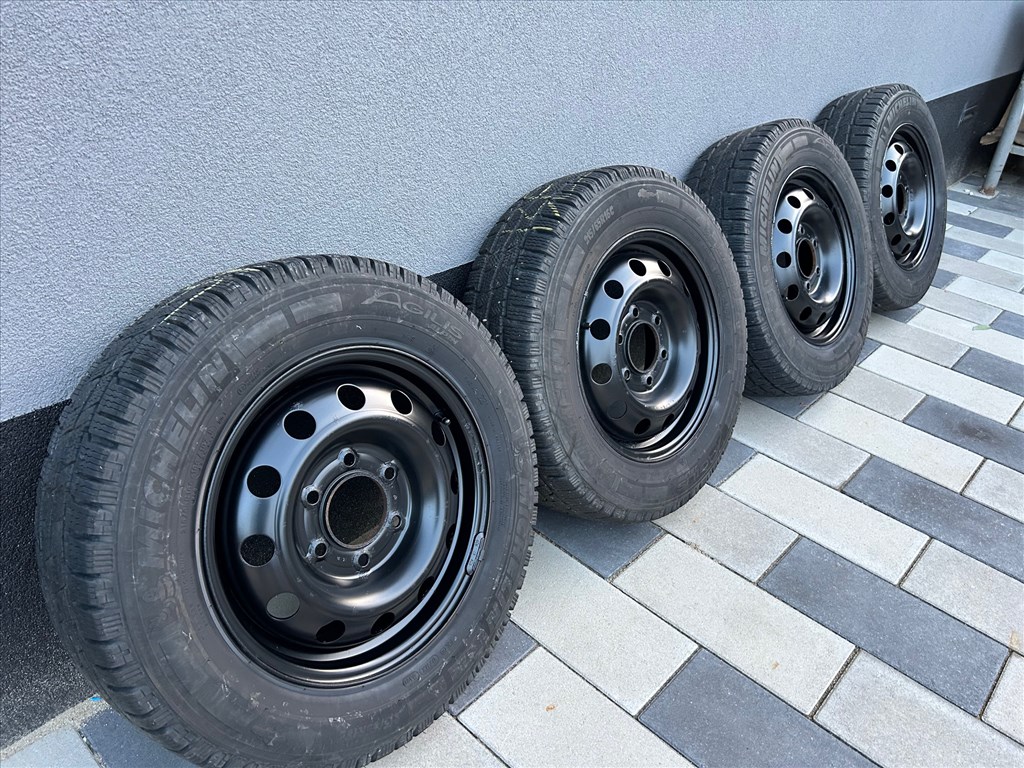  6x139.7 lyukosztású 16" felújított lemezfelni, rajta 215/65 újszerű Michelin téli gumi gumi  8. kép