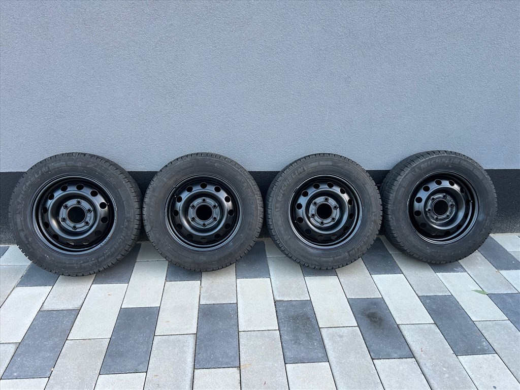  6x139.7 lyukosztású 16" felújított lemezfelni, rajta 215/65 újszerű Michelin téli gumi gumi  9. kép