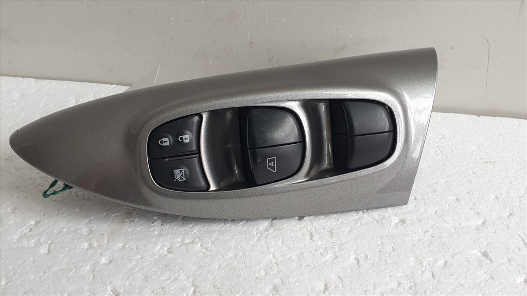 512274 Nissan Juke 2013, Ablakemelő Kapcsoló,  Bal Első. 1. kép