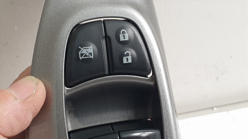 512274 Nissan Juke 2013, Ablakemelő Kapcsoló,  Bal Első. 2. kép