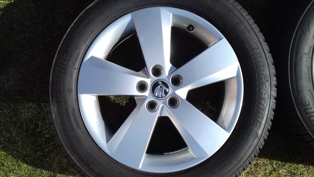  5x100 lyukosztású 6J 16" újszerű Skoda (gyári felni) alufelni 195/60 téli gumikkal 2. kép