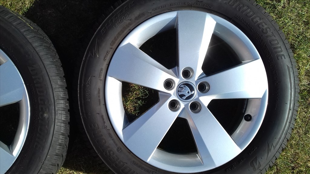  5x100 lyukosztású 6J 16" újszerű Skoda (gyári felni) alufelni 195/60 téli gumikkal 3. kép