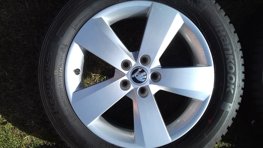  5x100 lyukosztású 6J 16" újszerű Skoda (gyári felni) alufelni 195/60 téli gumikkal 5. kép