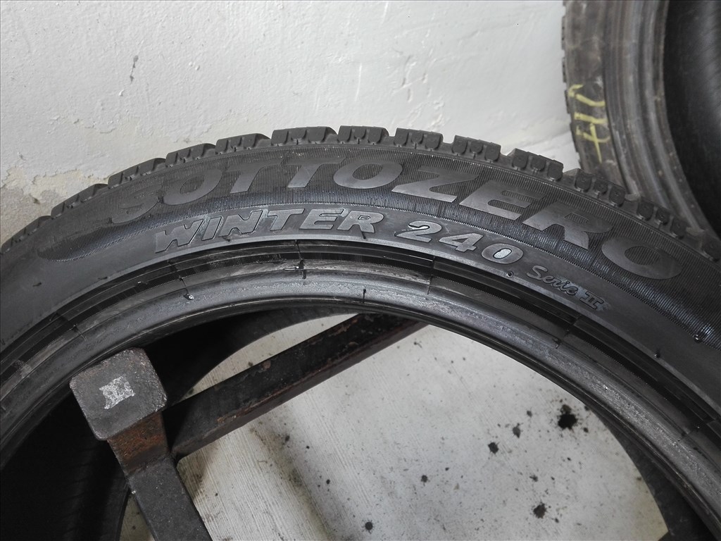 235/45R18 Pirelli téli gumi garnitúra 235/45 r18 5. kép