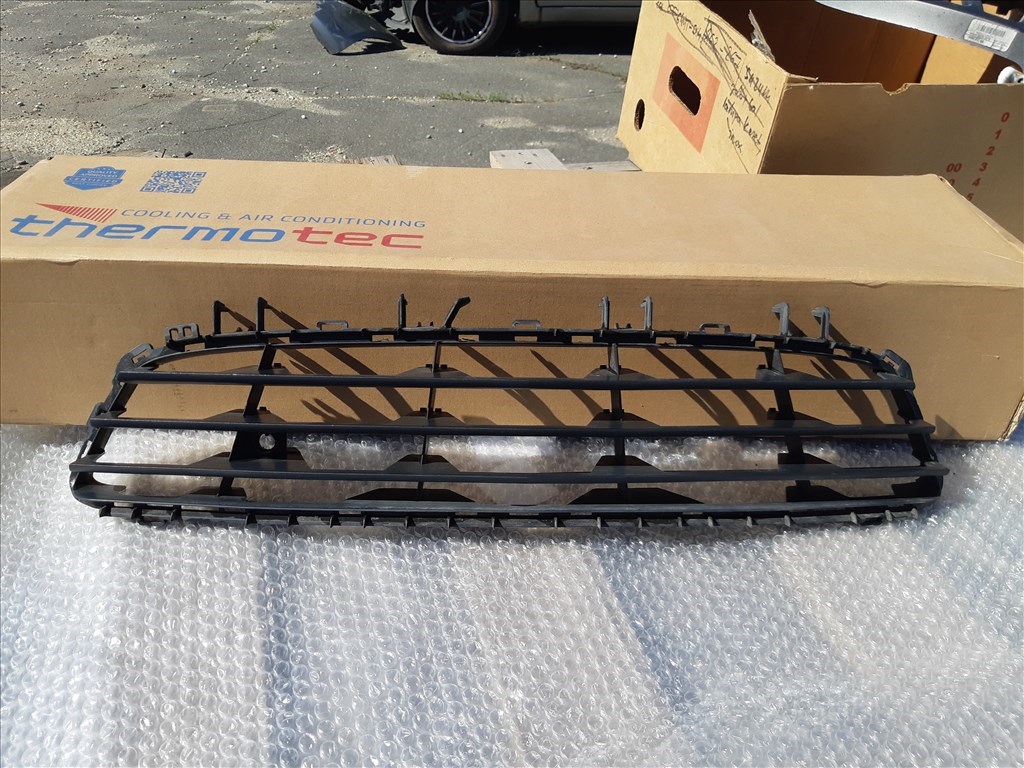 Opel / Vauxhall Astra H első lökhárító alsó középső díszrács  24460271 2. kép