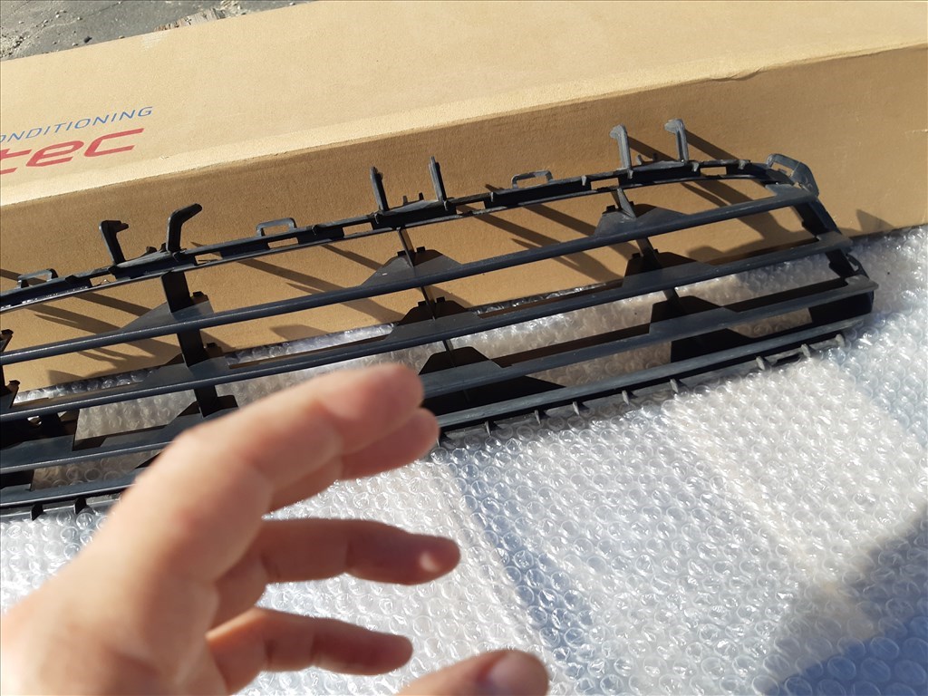 Opel / Vauxhall Astra H első lökhárító alsó középső díszrács  24460271 4. kép