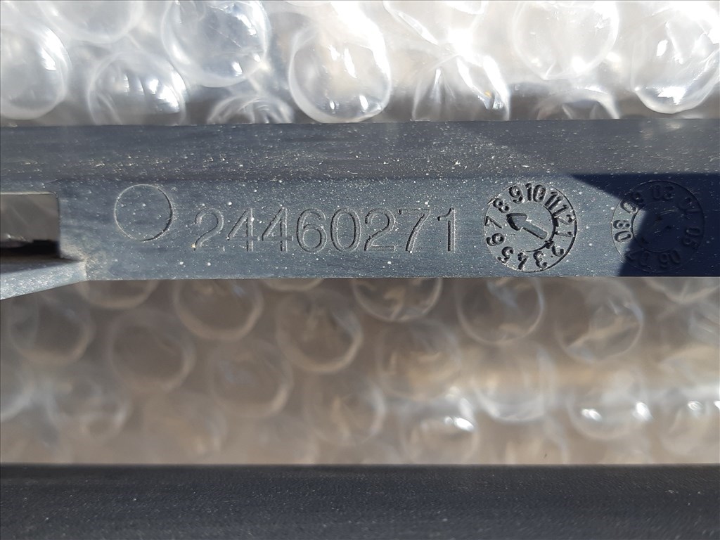 Opel / Vauxhall Astra H első lökhárító alsó középső díszrács  24460271 6. kép