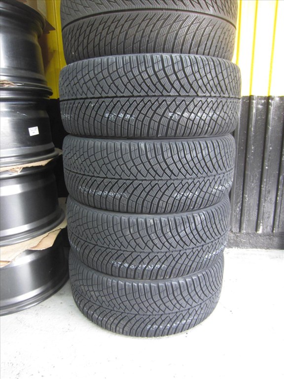  245/45 R19 PIRELLI PZERO WINTER2 102V 1. kép