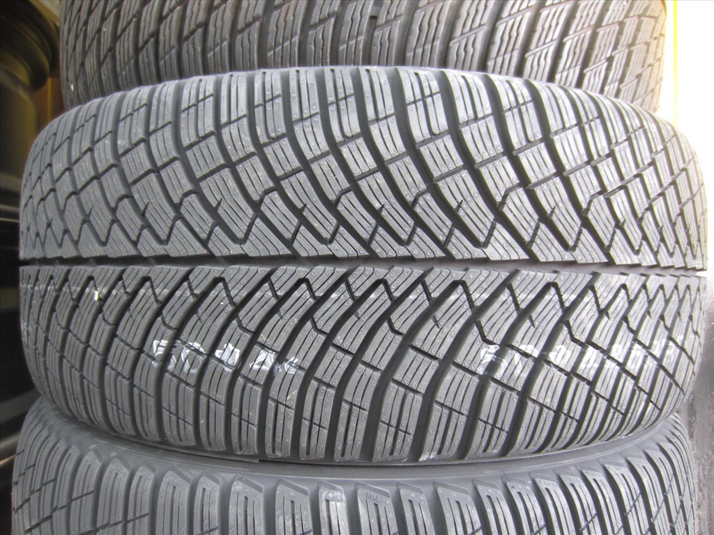  245/45 R19 PIRELLI PZERO WINTER2 102V 2. kép