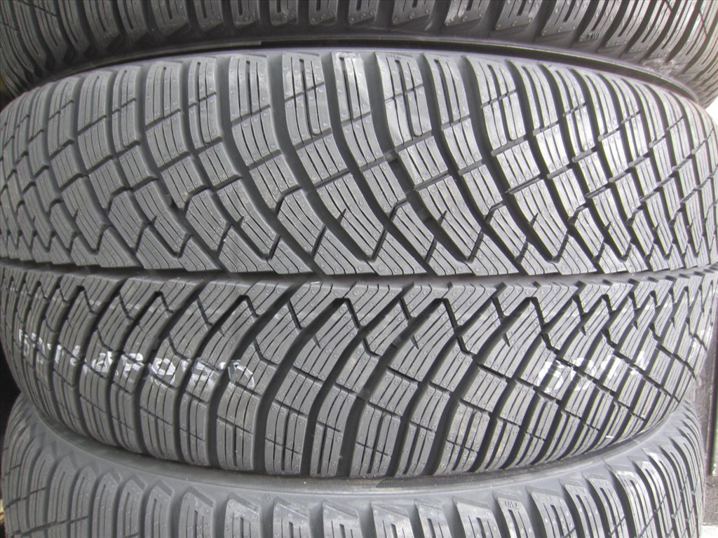 245/45 R19 PIRELLI PZERO WINTER2 102V 3. kép
