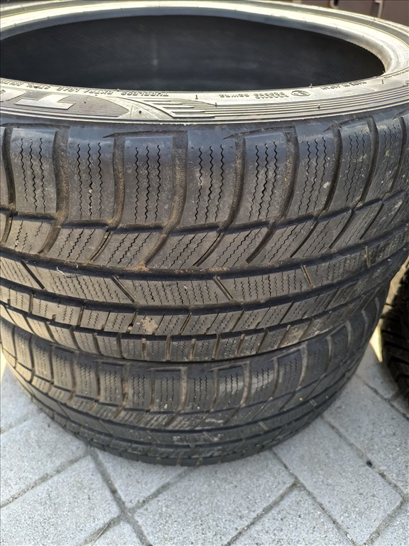  225/40R18" Toyo  téli gumi eladó 2db. 1. kép
