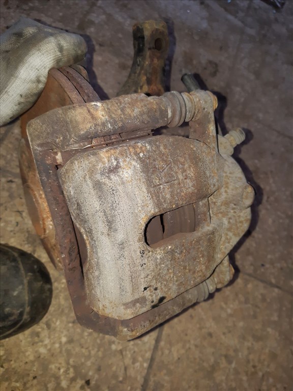 Suzuki Swift III 04-10 Jobb Elsõ Csonkállvány Kerékaggyal  Féknyereg 3. kép