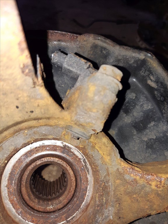 Suzuki Swift III 04-10 Jobb Elsõ Csonkállvány Kerékaggyal  Féknyereg 4. kép