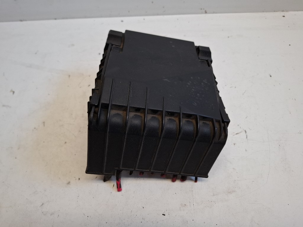 Volkswagen Passat VII (3C) biztosítéktábla motortér 3C0937125 1. kép