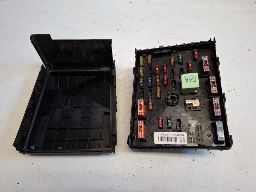 Volkswagen Passat VII (3C) biztosítéktábla motortér 3C0937125 3. kép