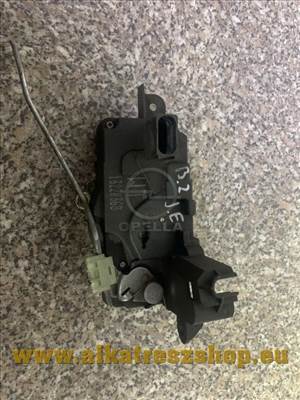 Opel Astra H - Zafira B jobb első ajtózár-- zárszerkezet - betét WT 13220368