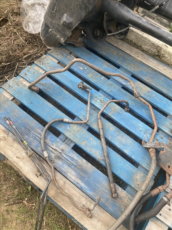 Renault Midlum 220 Dxi különböző szervócsövek, fékcsövek 6. kép