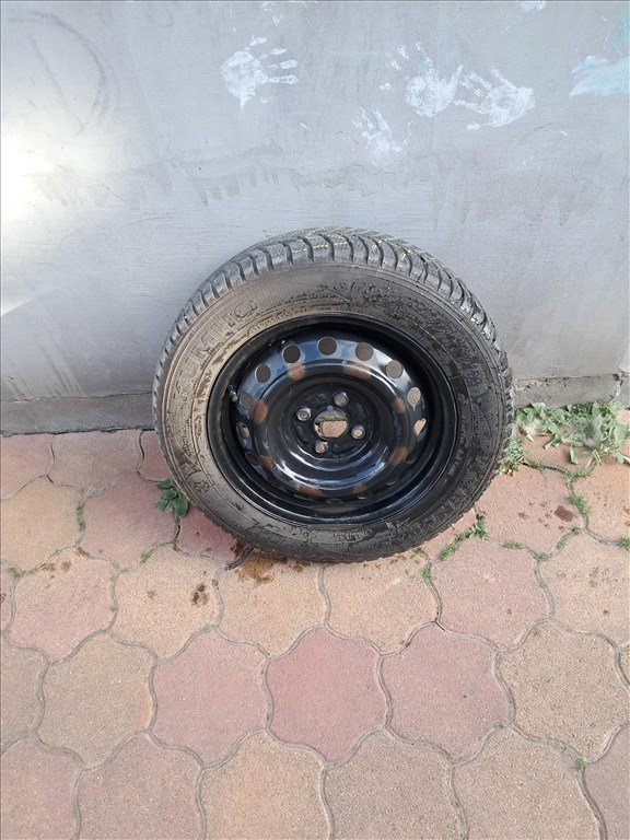  4x100 lyukosztású 15" használt lemezfelni, rajta 175/65 használt Kumho téli gumi  1. kép
