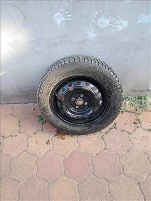  4x100 lyukosztású 15" használt lemezfelni, rajta 175/65 használt Kumho téli gumi 