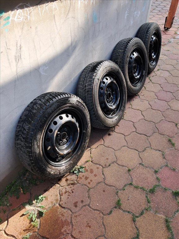  4x100 lyukosztású 15" használt lemezfelni, rajta 175/65 használt Kumho téli gumi  2. kép