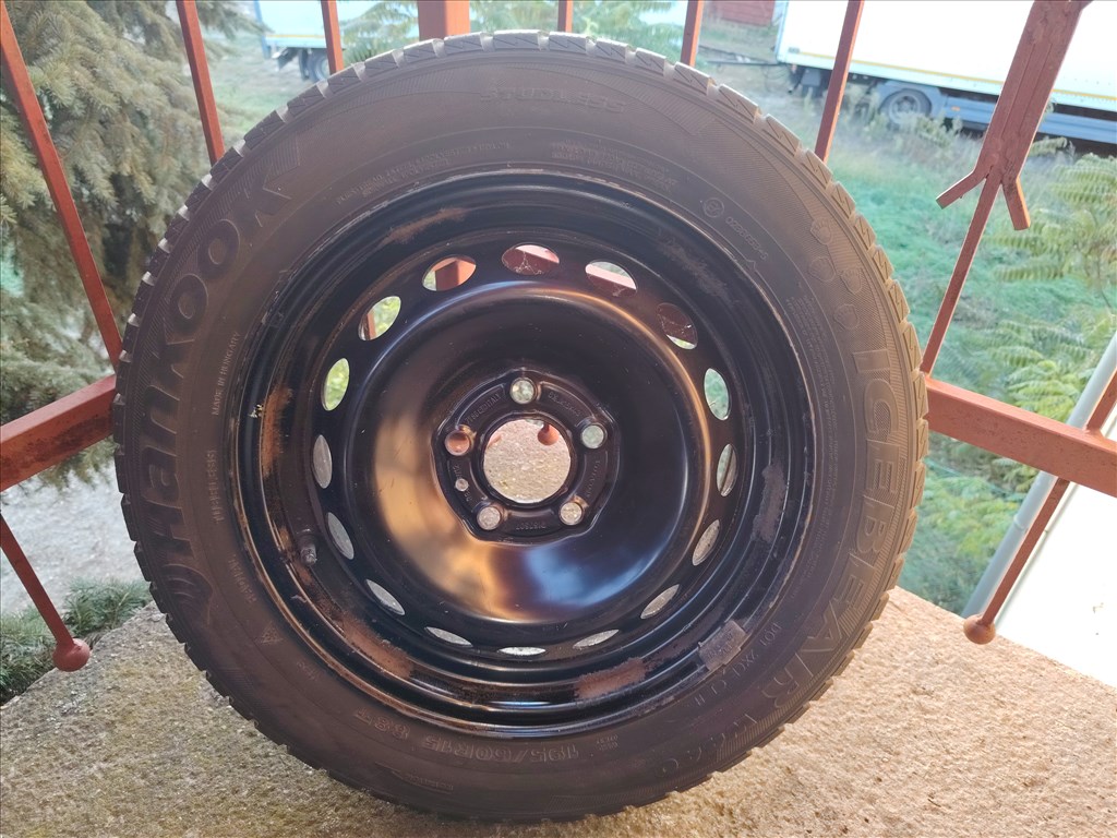 Volvo gyári lemezfelni 15" Hankook Icebear gumival szerelve Dísztárcsa + felárért 1. kép