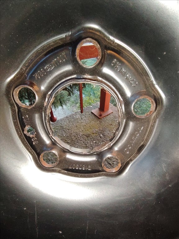 Volvo gyári lemezfelni 15" Hankook Icebear gumival szerelve Dísztárcsa + felárért 2. kép