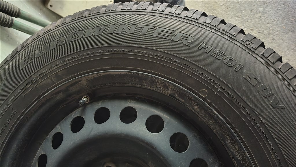  5x114.3 - 16" újszerű (gyári felni) lemezfelni, 215/70 újszerű Falken téli gumi  1. kép