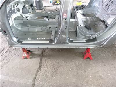 Audi A4 (8E B7) bal küszöb