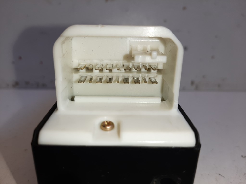 Toyota Rav 4 (XA20) bal elsõ ablakemelõ kapcsoló 8482042090 3. kép