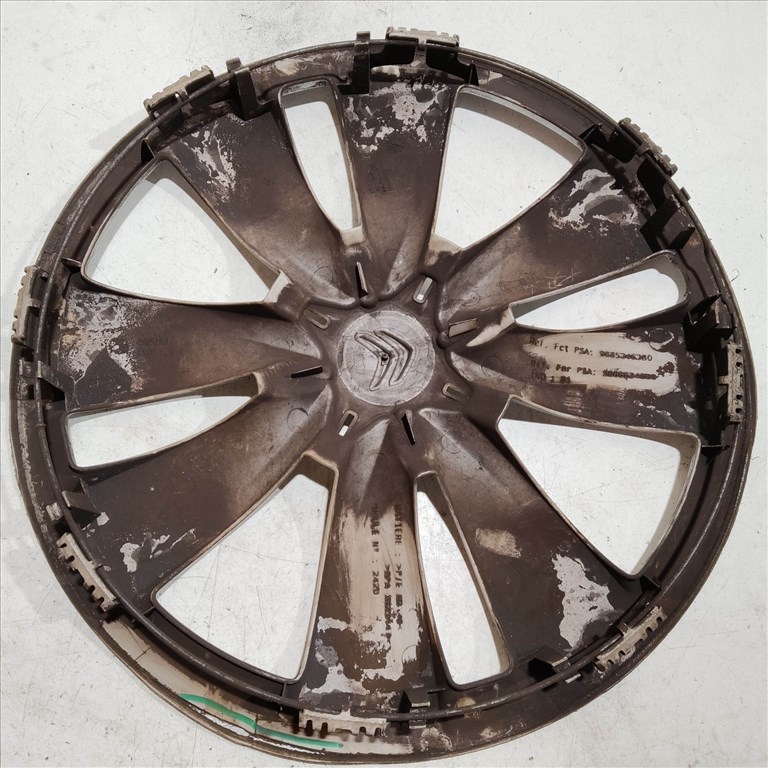 209542 Citroen C3 2010-2016 15"-os dísztárcsa (1db) a  képen látható sérüléssel 9686524080 2. kép