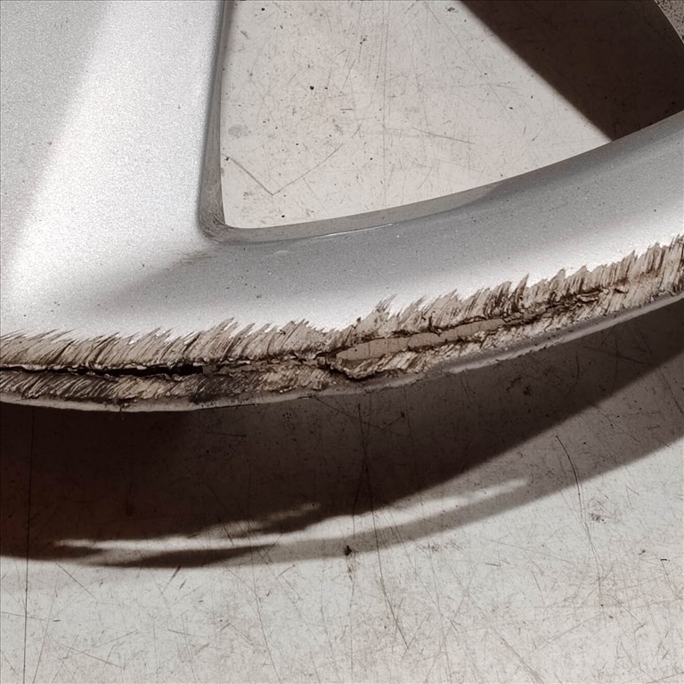 209542 Citroen C3 2010-2016 15"-os dísztárcsa (1db) a  képen látható sérüléssel 9686524080 4. kép