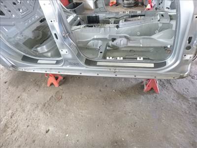 Audi A4 (8E B7) jobb küszöb
