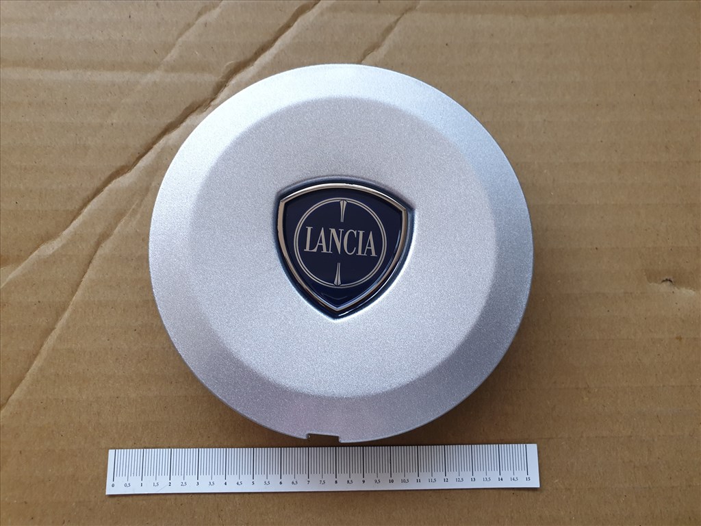 Lancia Delta 2007-2014 gyári új felni közép kupak 735557165 1. kép