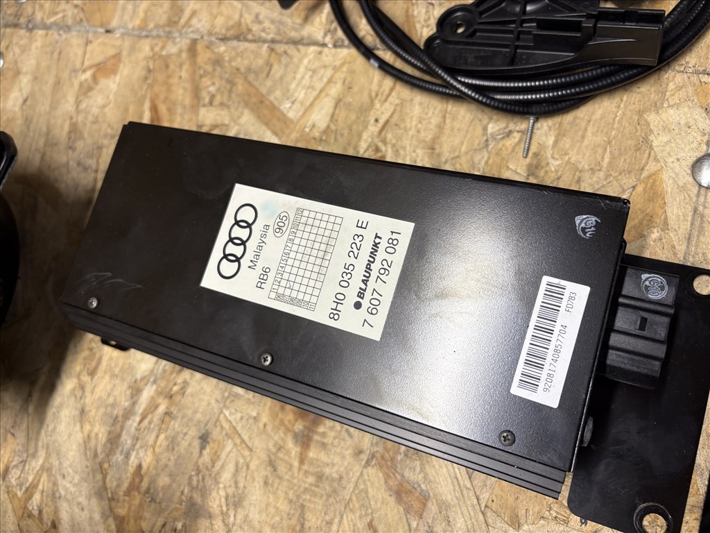Audi A4 (B6/B7) Cabriolet 3.0 TDI Quattro Blaupunkt erősítő  8h0035223e 1. kép