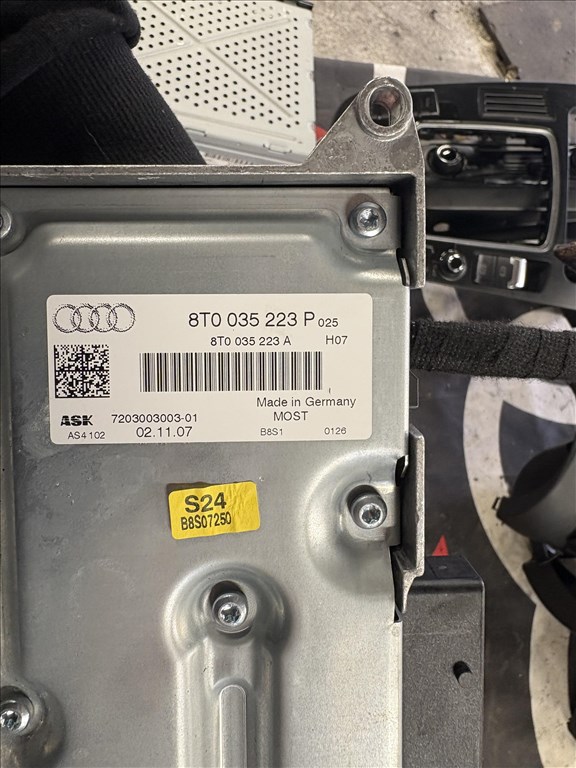 Audi A4 (B8 - 8K), Audi A5 (B8 - 8T) erősítő  8t0035223p 2. kép