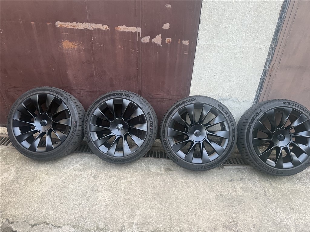 Tesla Model Y Induction nyári garnitúra Michelin Pilot Sport EV TO 255/40 R20 20X9.5J 1188223-00-C 1. kép