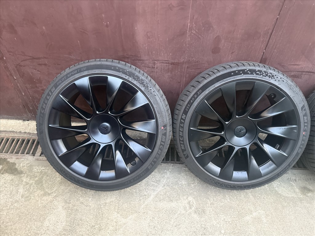 Tesla Model Y Induction nyári garnitúra Michelin Pilot Sport EV TO 255/40 R20 20X9.5J 1188223-00-C 2. kép